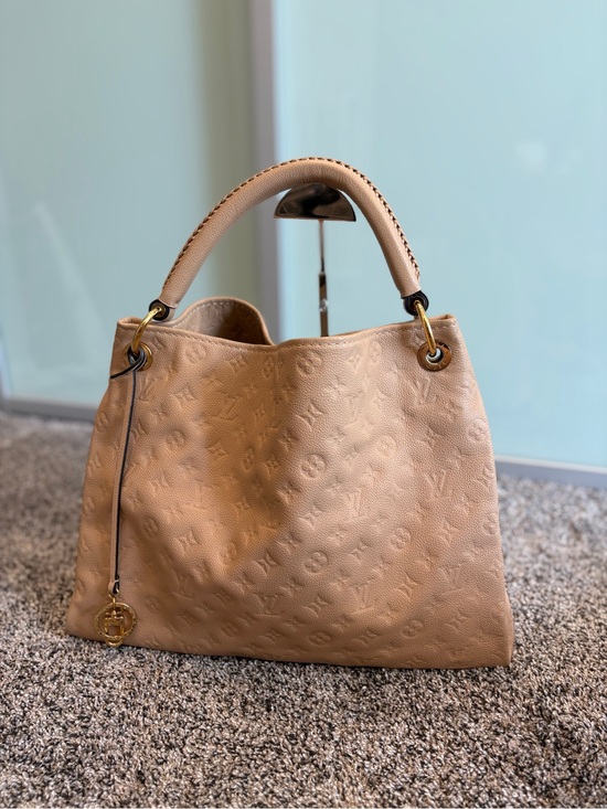 Louis Vuitton Handbags - Louis Vuitton Artsy MM Leather Tote Bag - Women's Handbag. Gold Tan. New